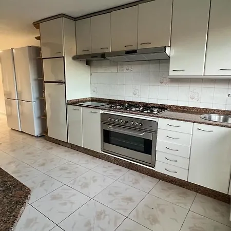 Amplia Casa De 9 Hab, Cabral. Holiday home Vigo