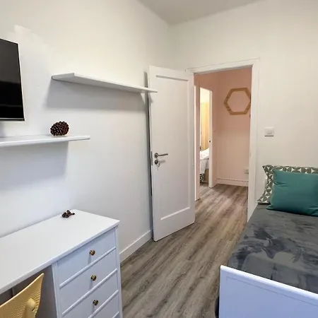 Amplia Casa De 9 Hab, Cabral. * فيجو