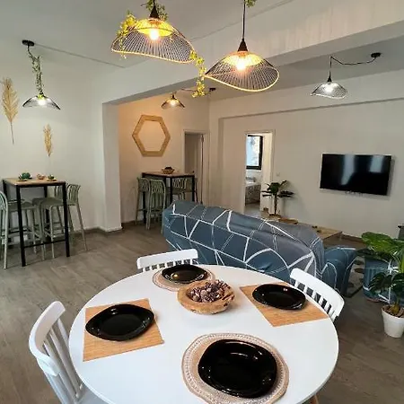 Amplia Casa De 9 Hab, Cabral.