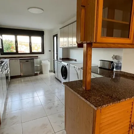 Amplia Casa De 9 Hab, Cabral. Holiday home Vigo