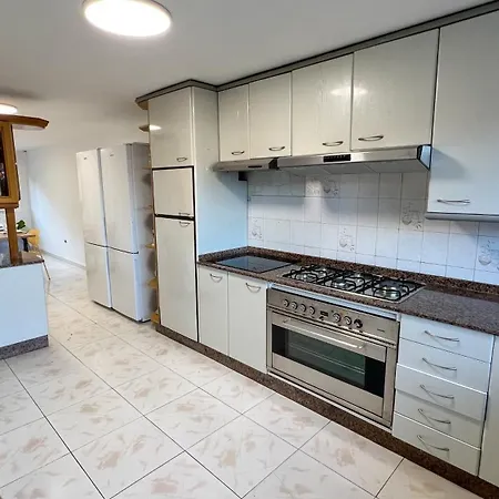 Amplia Casa De 9 Hab, Cabral. Holiday home Vigo