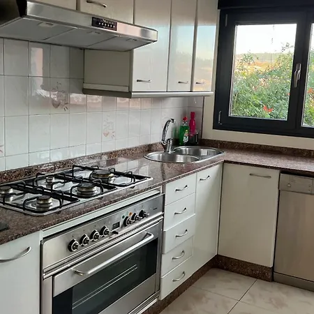 Amplia Casa De 9 Hab, Cabral. Holiday home Vigo