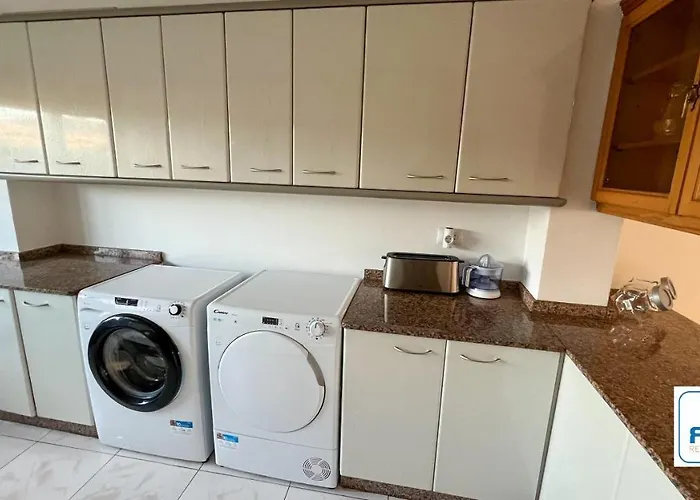 Amplia Casa De 9 Hab, Cabral.